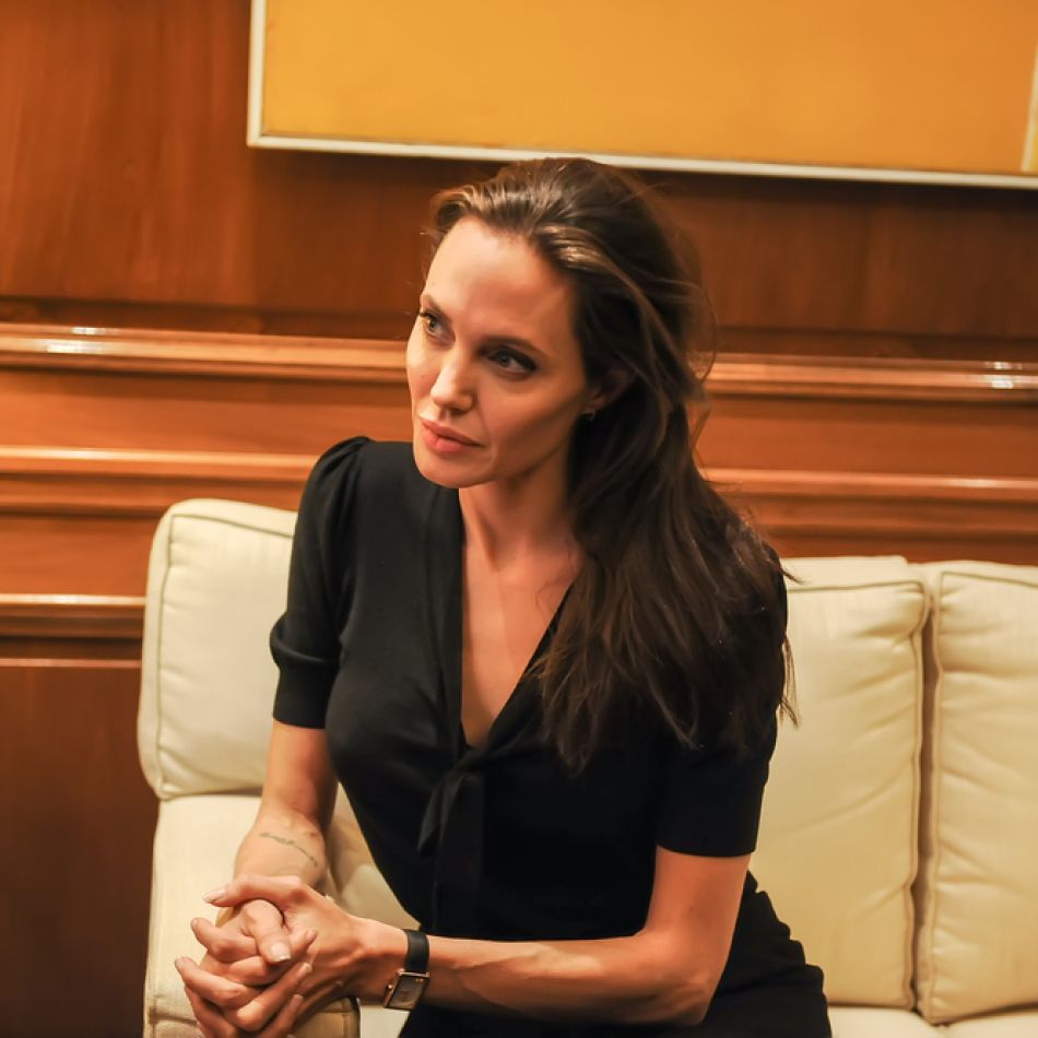 Angelina Jolie își arată cicatricile pentru prima dată, la mai bine de un deceniu după dubla mastectomie