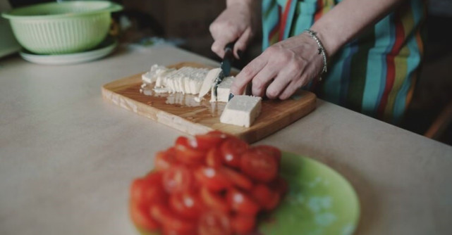 Trei variante de salate cu urdă care îți vor transforma prânzul 