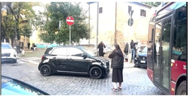 VIDEO: Călugărița româncă fotbalistă care a devenit virală în Roma după ce a sărit să dirijeze traficul blocat lângă Colosseum