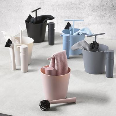 4 greseli pe care le faci cand stergi praful