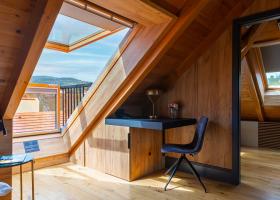 Schuster Boarding House, bijuterie arhitecturală la poalele Tâmpei, evidențiată de ferestrele și balcoanele de mansardă VELUX