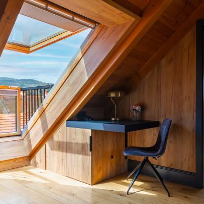 Schuster Boarding House, bijuterie arhitecturală la poalele Tâmpei, evidențiată de ferestrele și balcoanele de mansardă VELUX