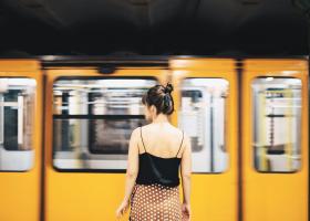 Regula de aur a femeilor autentice și înțelepte: După bărbați și autobuz nu se alergă niciodată