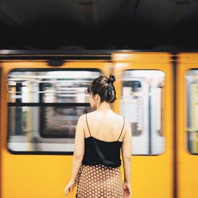 Regula de aur a femeilor autentice și înțelepte: După bărbați și autobuz nu se alergă niciodată