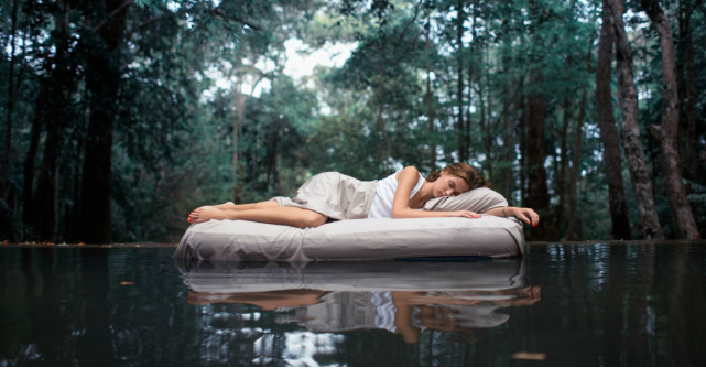 Spune-mi în ce poziție dormi să îți spun ce visezi