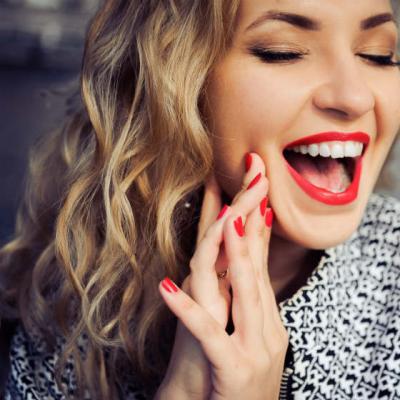 Cum sa ai dinti albi si puternici fara o vizita la dentist. 5 lucruri pe care trebuie sa le stii