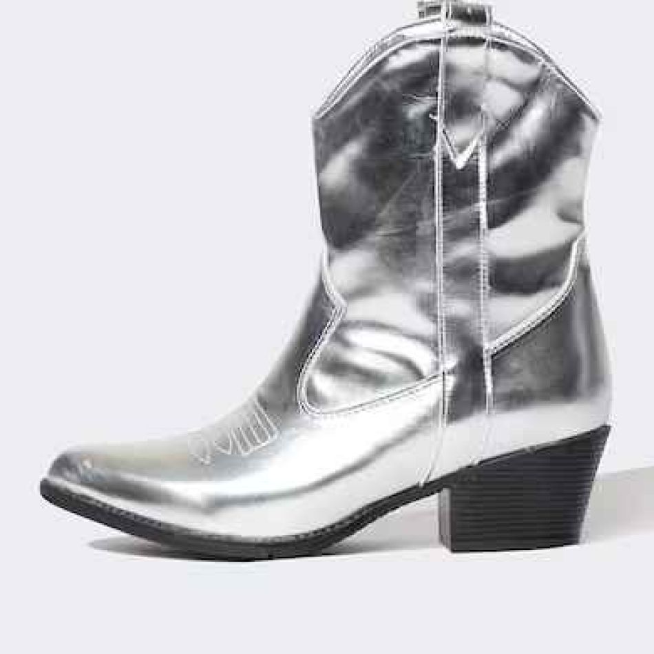 Strălucirea modernă: Cum integrezi accente metalice în ținutele tale