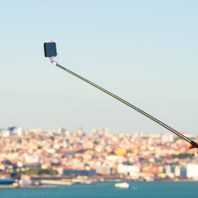 Cele mai interesante selfie stick-uri