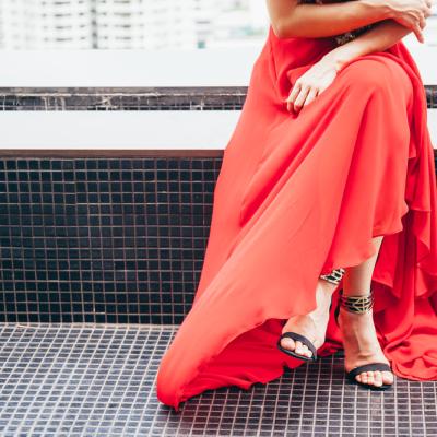 Fusta lungă din satin în 5 outfituri spectaculoase: combinații elegante pentru zi, birou și ieșiri de seară