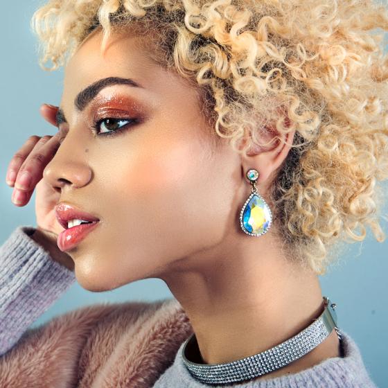 Machiajul cu textură lucioasă: de la ochi, pe buze și pomeți