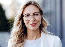 Porți ochelari, dar simți că nu găsești niciodată rama perfecta? Descoperă cum alegi ochelarii de vedere potriviți feței tale