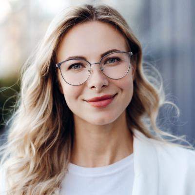 Porți ochelari, dar simți că nu găsești niciodată rama perfecta? Descoperă cum alegi ochelarii de vedere potriviți feței tale