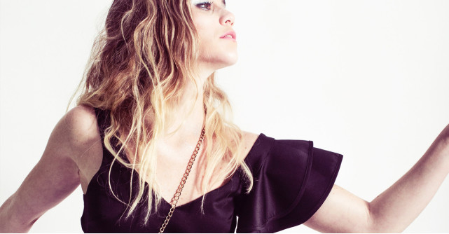 Gata de dans: topuri asimetrice pe un umăr pentru party în club