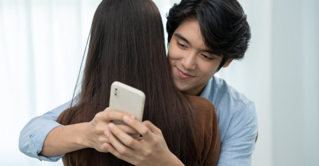 Dragă Alma, mie soțul nu îmi mai face complimente, dar l-am prins când își trimite mesaje și complimente cu altă femeie. 