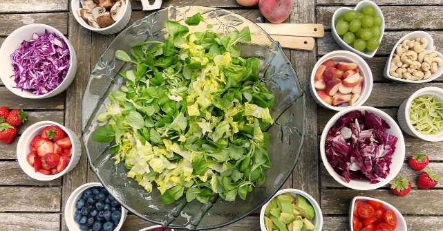 5 retete de salate sanatoase si hranitoare, care chiar tin de foame