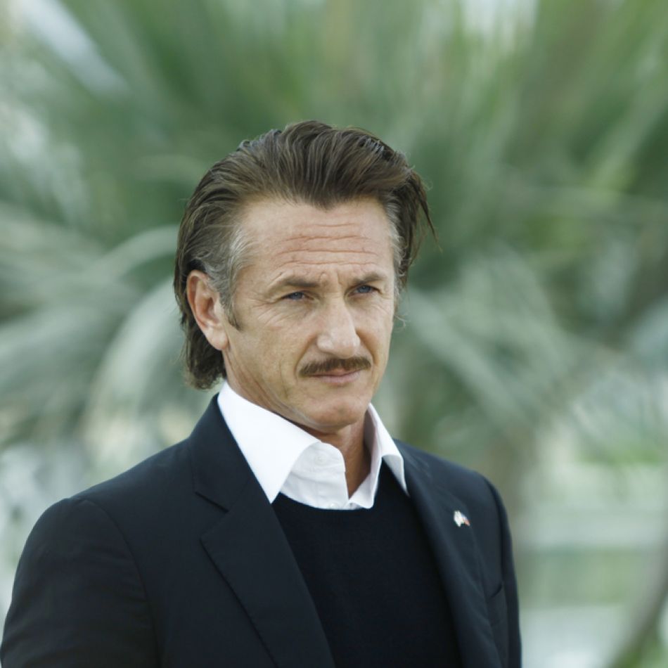 Sean Penn a primit de la președintele Zelenski un Oscar simbolic în Ucraina din metalul unui tren bombardat