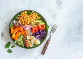 Salată mediteraneană cu năut, castraveți și feta: prânzul delicios și rece care ține de foame și te răcorește