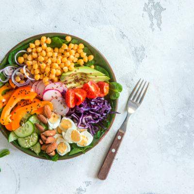 Salată mediteraneană cu năut, castraveți și feta: prânzul rece care ține de foame și te răcorește
