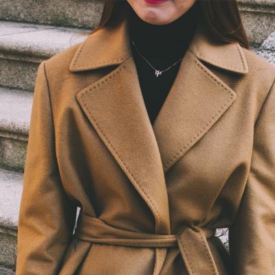 Se poartă gulerele cu rever cât mai mari: alege piese de aici