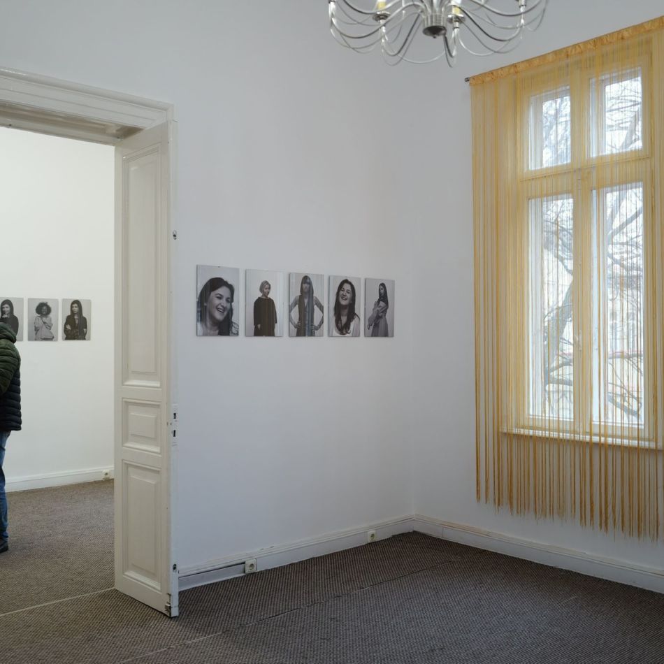 One Woman Countless Emotions: The Heroes Chronicle - O Expoziție Fotografică ce Explorează Trăirea și Exprimarea Emoțiilor