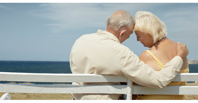 Sotia acestui batranel a murit, asa ca fiul lui l-a luat sa locuiasca cu el