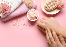 Scrub natural cu plante românești – ritual de regenerare