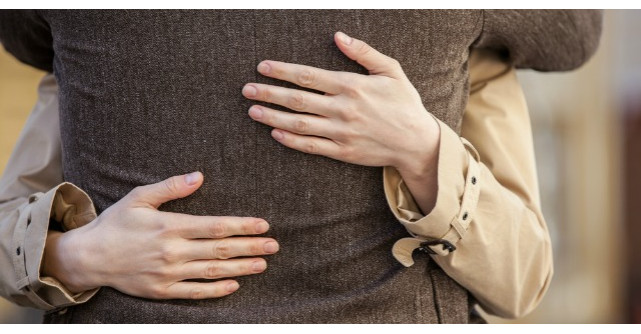 Un barbat de 50 de ani intra intr-un magazin de cosmetice. Ce face? INCREDIBIL