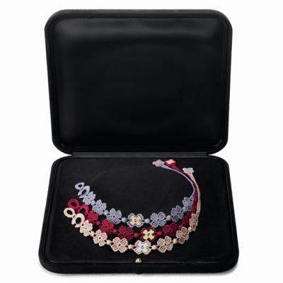 Celebrele bratari Cruciani au ajuns si in Romania