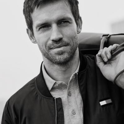 Tommy Hilfiger lansează prima colecție capsulă pentru bărbați TommyXMercedes-Benz