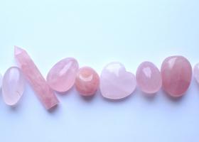 Cristalele inimii: ghid spiritual pentru vindecarea emoțională și atragerea iubirii autentice