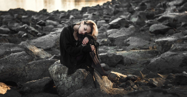 7 comportamente inconstiente care iti distrug sansa la fericire