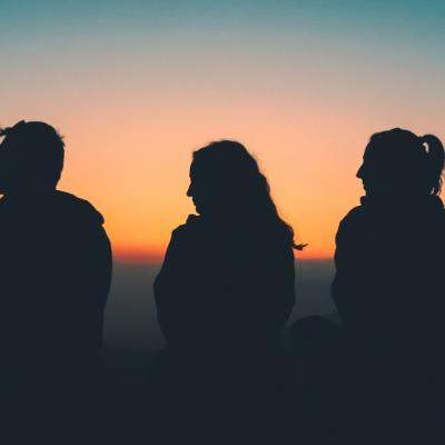 Triangularea, tactica de manipulare periculoasa: S-ar putea sa o experimentezi fara sa iti dai seama!