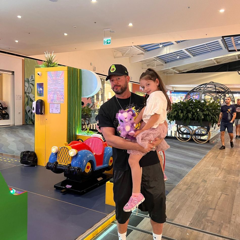 Victor Slav și-a luat fiica și au plecat în Bulgaria.Fostul prezentator tv s-a împăcat cu fosta iubită, Selina, care l-a înșelat