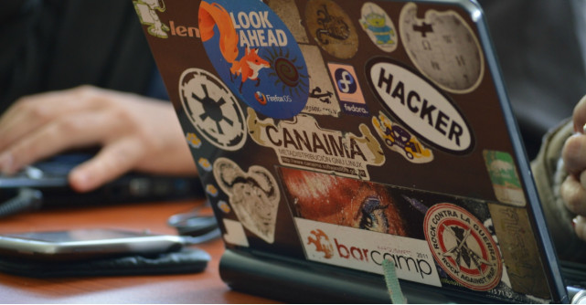 Imbraca-ti laptopul cu cele mai cool stickere!