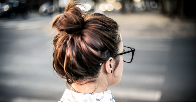 Cum realizezi un coc răvășit: toți pașii pentru o coafură simplă și de efect