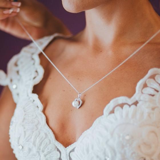 Colierele cu lanturi fine si medalioane simple - simbol de bun gust