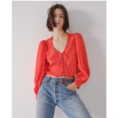 Intampina primavara cu cele mai feminine topuri Levi's