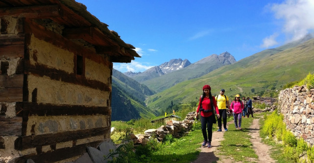 Locuri montane mai puțin cunoscute pe care să faci hiking în România