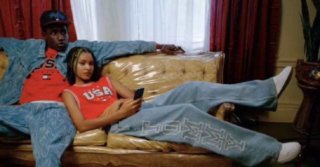 TOMMY HILFIGER LANSEAZĂ CELE MAI NOI MODELE DE BAGGY JEANS TOMMY JEANS DENIM PROGRESED ȘI STILURI DE STRADĂ PENTRU PRIMĂVARA 23