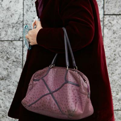 De ce jacheta bomber din catifea e piesa sezonului