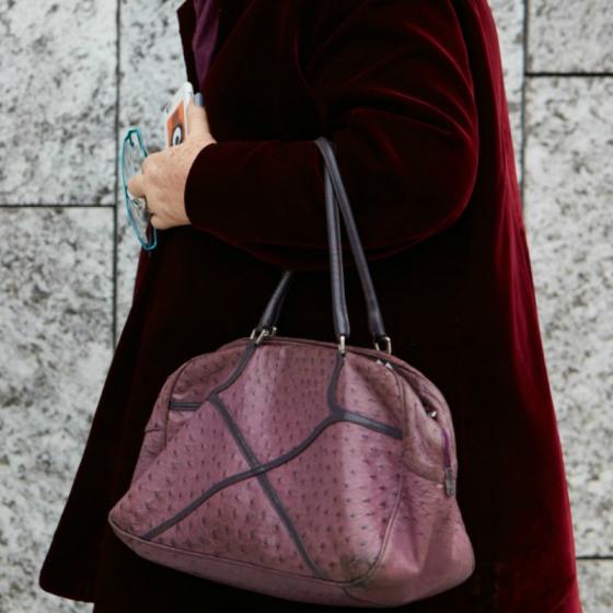 De ce jacheta bomber din catifea e piesa sezonului