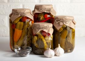 Ce trebuie să pui în butoiul de murături asortate ca să fie crocante toată iarna. Secretul pe care îl știu toți moldovenii