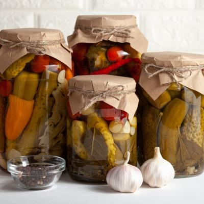 Ce trebuie să pui în butoiul de murături asortate ca să fie crocante toată iarna. Secretul pe care îl știu toți moldovenii