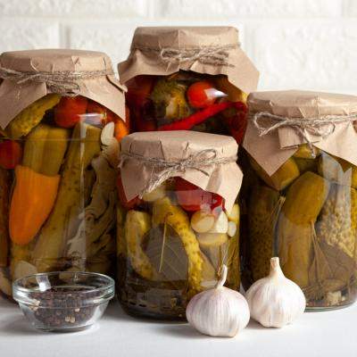 Ce trebuie să pui în butoiul de murături asortate ca să fie crocante toată iarna. Secretul pe care îl știu toți moldovenii