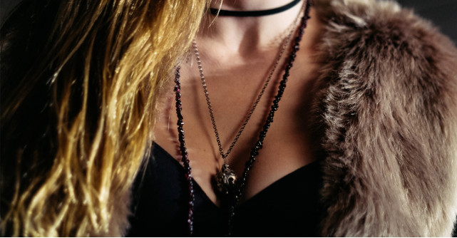 Vestele din blană purtate cu rochii vaporoase sunt uber-chic