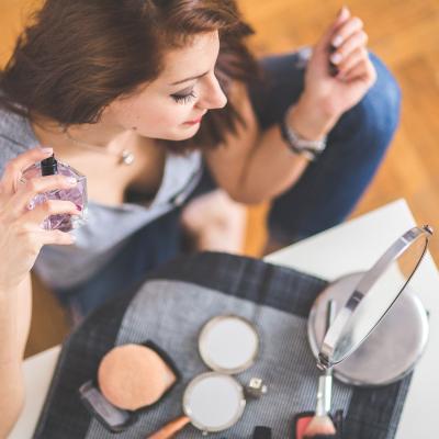 Efectele subtile ale parfumurilor asupra emoțiilor și atracției