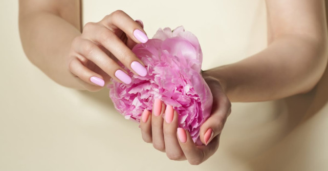 Modele de unghii minimaliste pentru primăvară