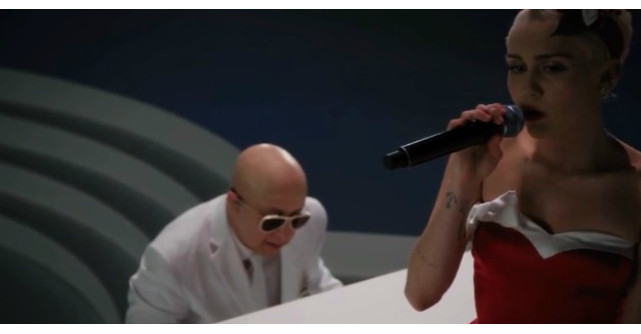 Video: Miley Cyrus incepe sa cante. Ce urmeaza? Mi s-a facut pielea de gaina