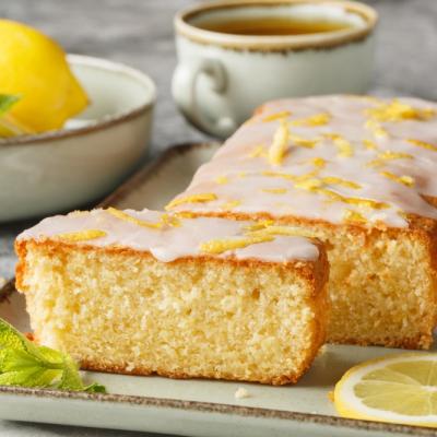 Prăjitură vegană cu lămâie: chec pufos și aromat, cu glazură simplă (fără ouă și fără lactate)