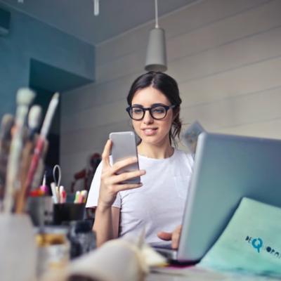 Cum îți protejezi ochii dacă lucrezi multe ore la calculator? 5 sfaturi utile